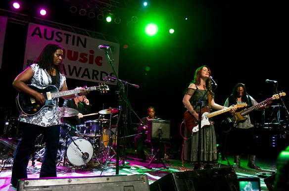 Ruthie Foster and Carolyn Wonderland. © Per Ole Hagen